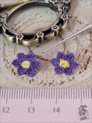 violett, weiß und gelbe mikrogehäkelte krokus-Ohrringe in Mikro-Häkelarbeit