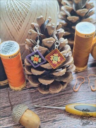 Mikrogehäkelte Granny-Square-Ohrringe