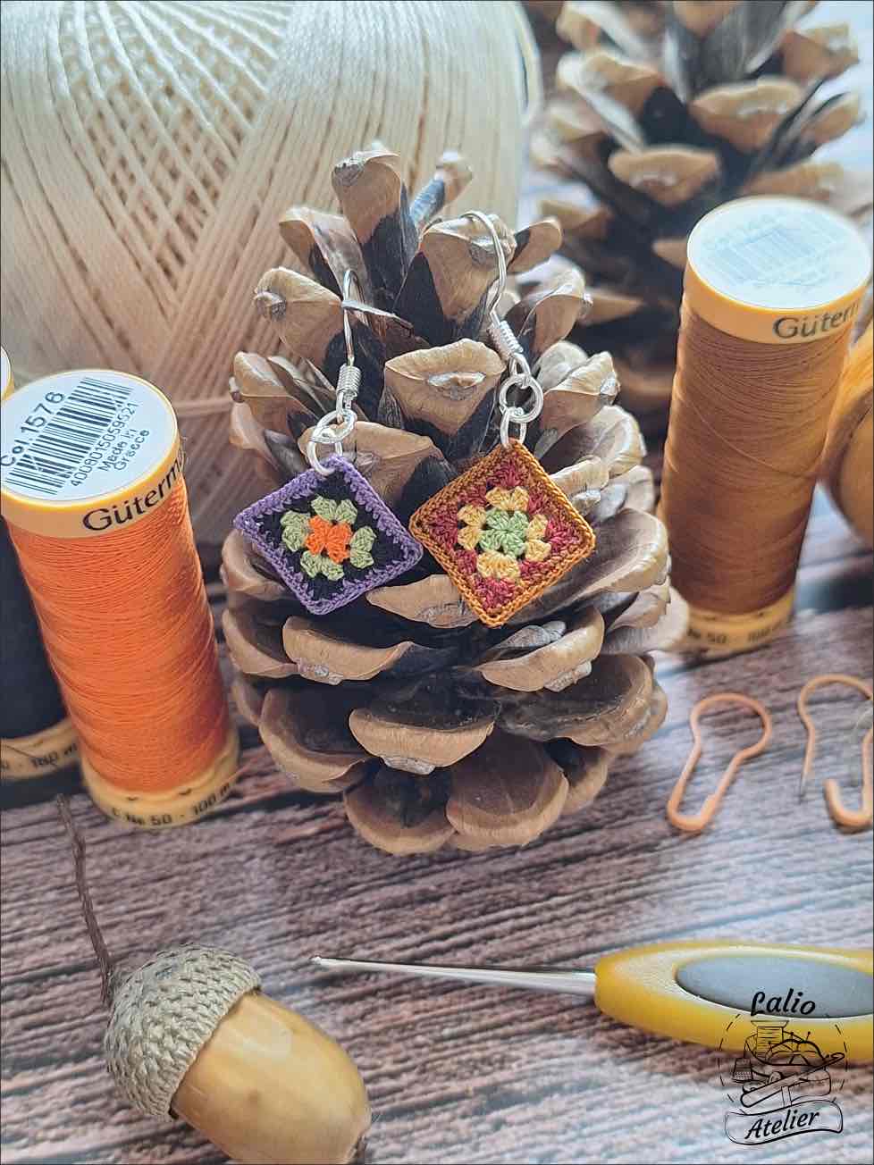 Mikrogehäkelte Granny-Square-Ohrringe