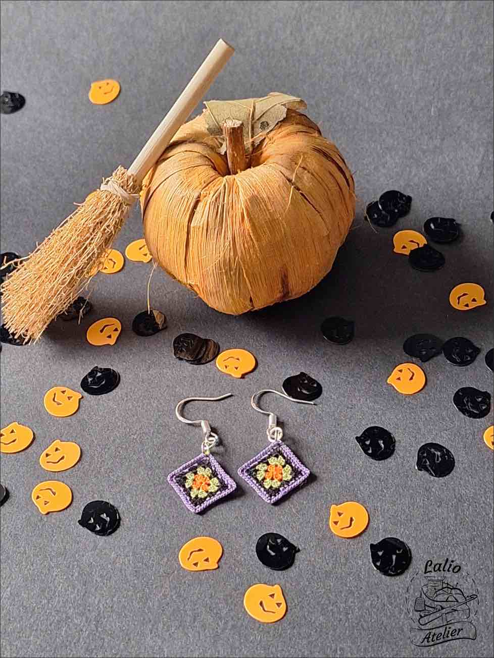 Mikrogehäkelte Granny-Square-Ohrringe in Halloweenfarben