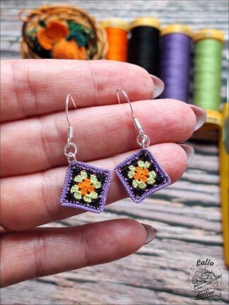Mikrogehäkelte Granny-Square-Ohrringe in Halloweenfarben