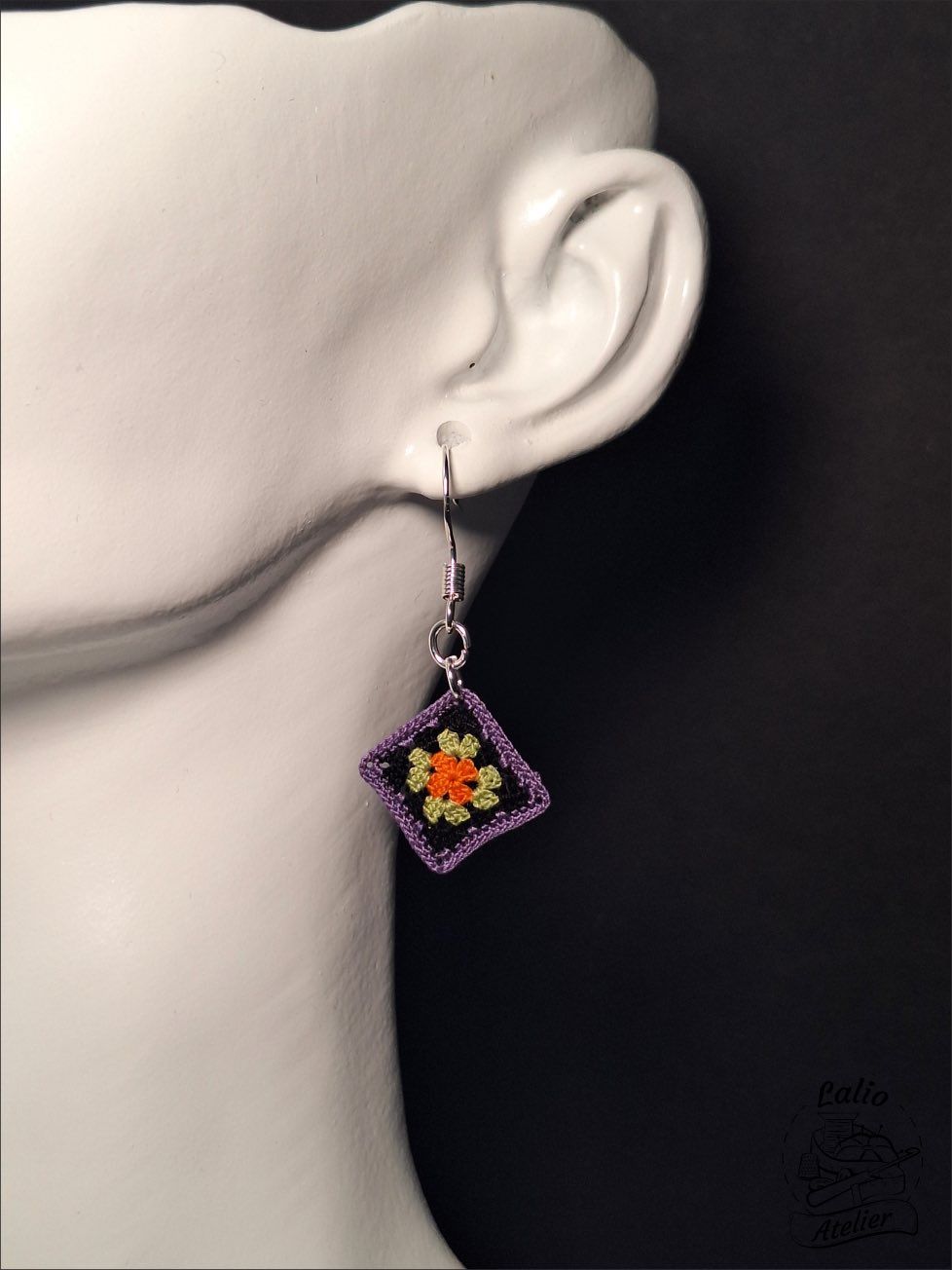 Mikrogehäkelte Granny-Square-Ohrringe in Halloweenfarben