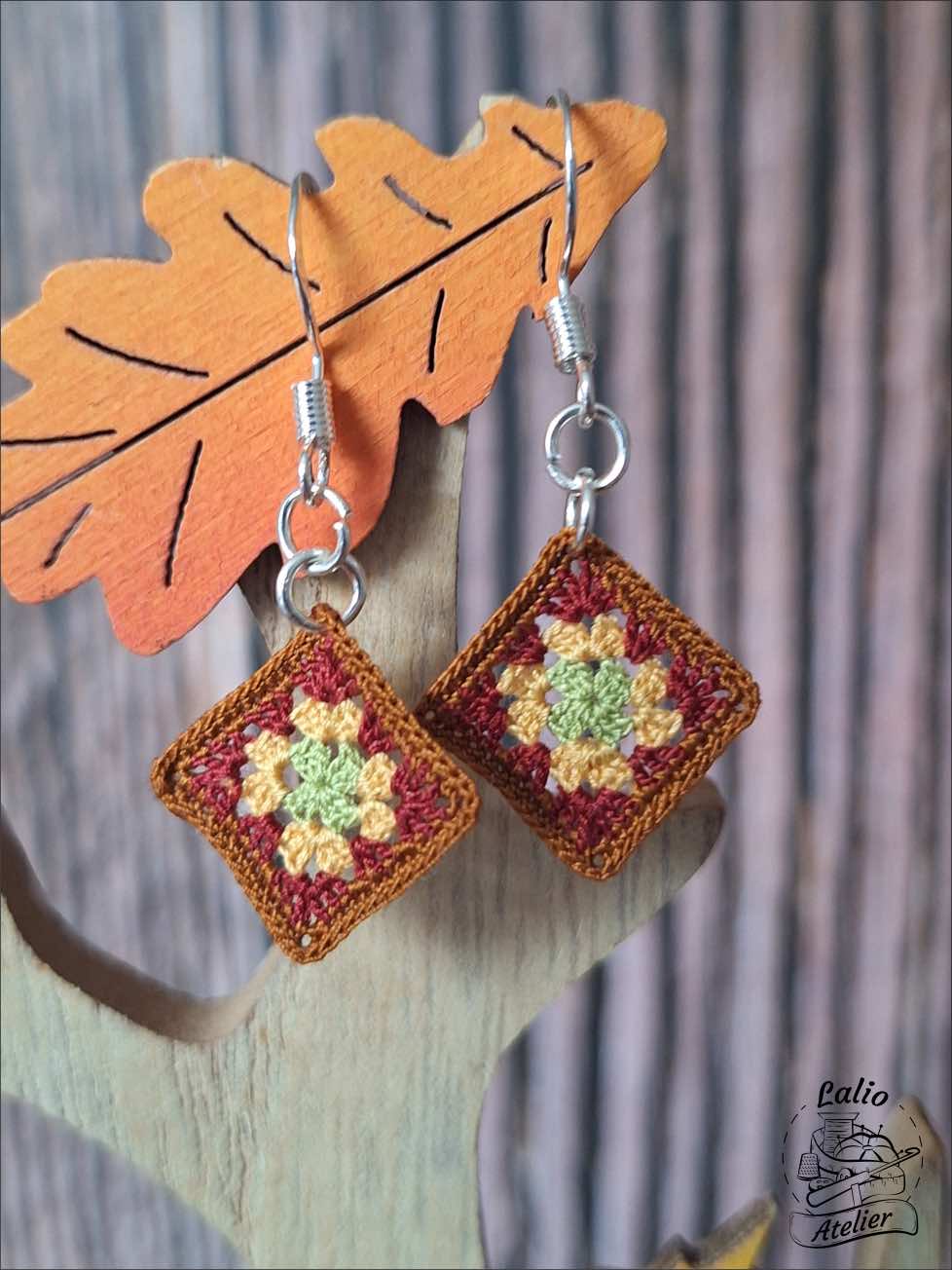 Mikrogehäkelte Granny-Square-Ohrringe in Herbstfarben