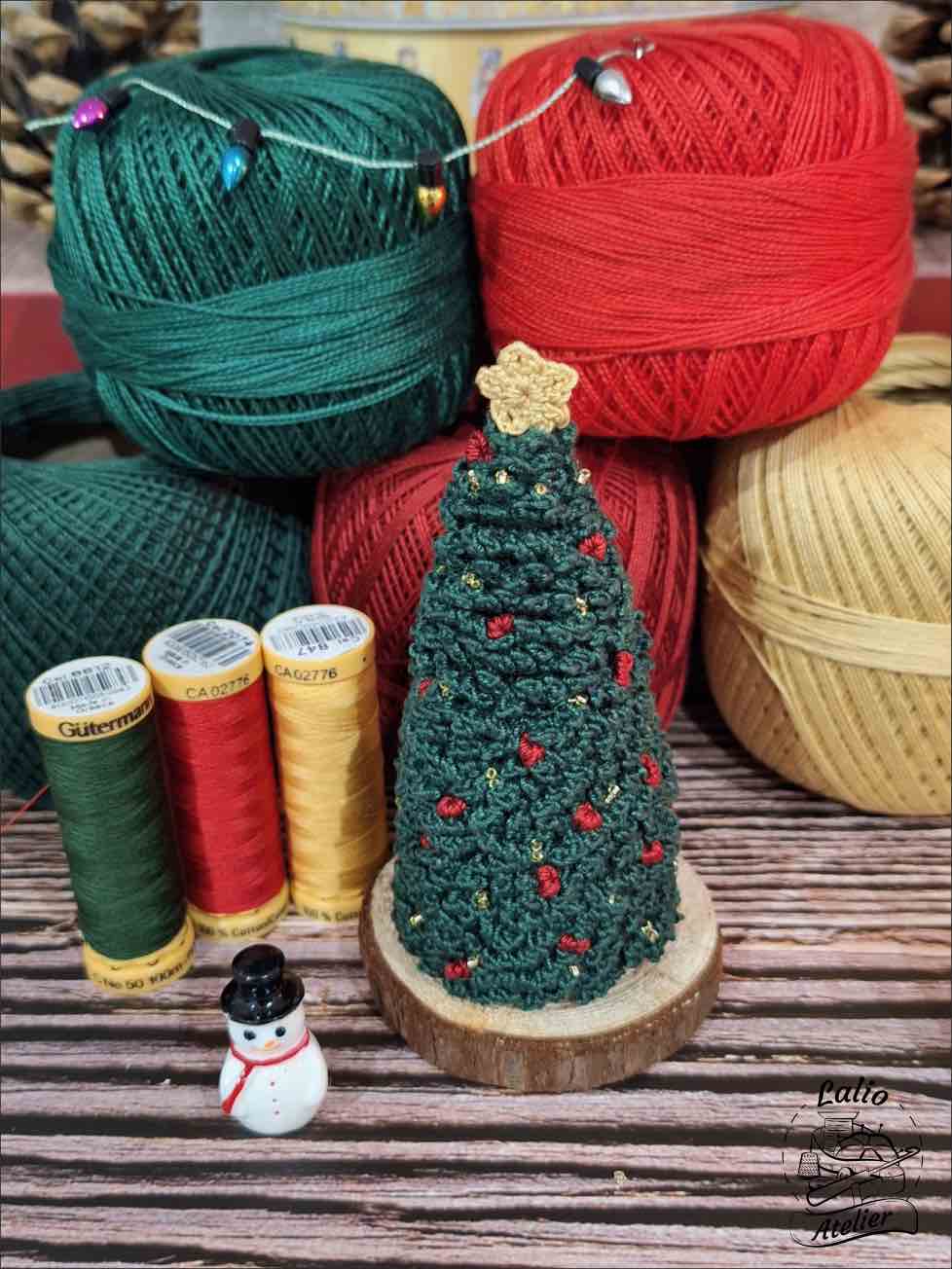 Handgemachter Weihnachtsbaum aus Minihäkeln