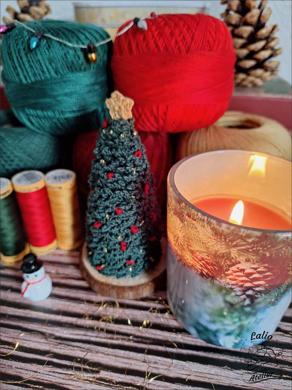 Handgemachter Weihnachtsbaum aus Minihäkeln