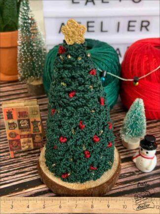 Handgemachter Weihnachtsbaum aus Minihäkeln