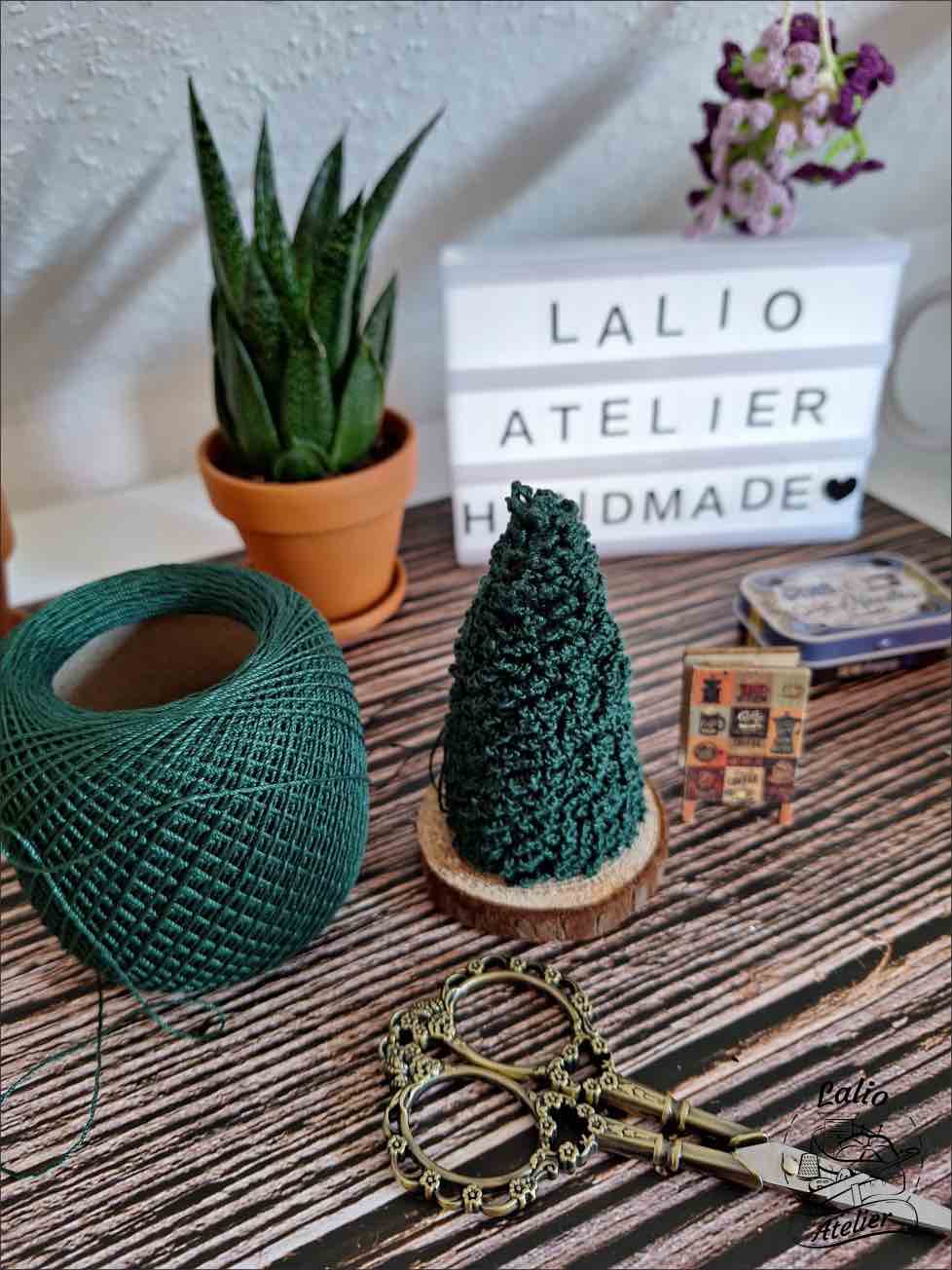 mini-weihnachtsbaum in minihäkelnarbeit