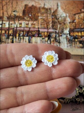 Mikrogehäkelte Gänseblümchen-Ohrstecker