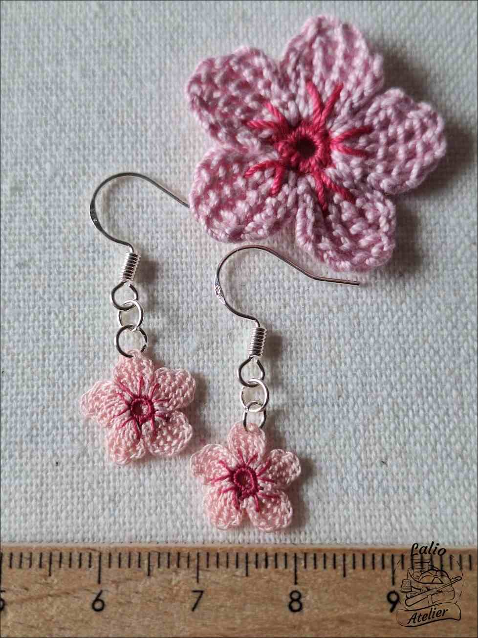 Mikrogehäkelte Kirschblüten-Ohrringe – Boho-Style Frühlingstraum - Image 2