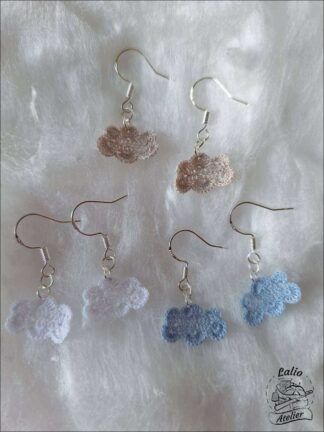 Drei Farbvarianten der gehäkelten Cloud Earrings – weiß, grau und hellblau – aus Baumwolle mit Sterlingsilber.