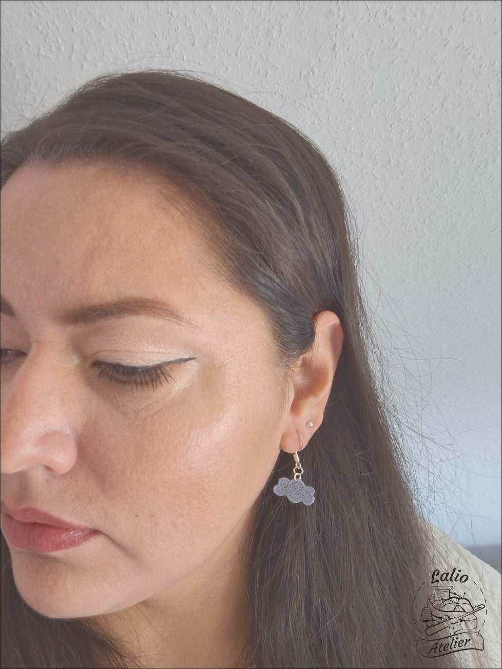 Microcrochet Wolkenohrringe aus Baumwollgarn getragen – zarter, leichter Schmuck für jeden Tag.