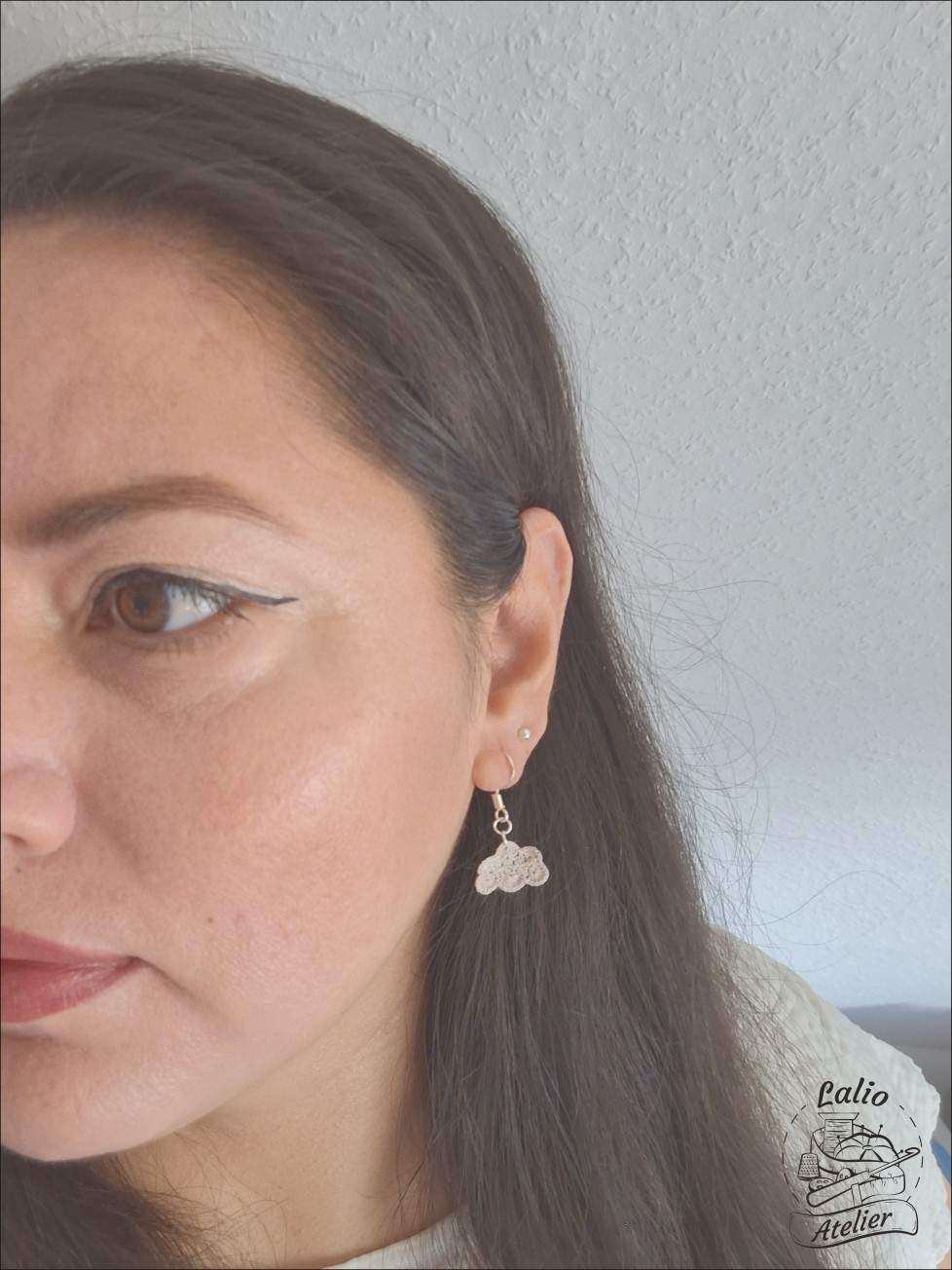 Microcrochet Wolkenohrringe aus Baumwollgarn getragen – zarter, leichter Schmuck für jeden Tag.