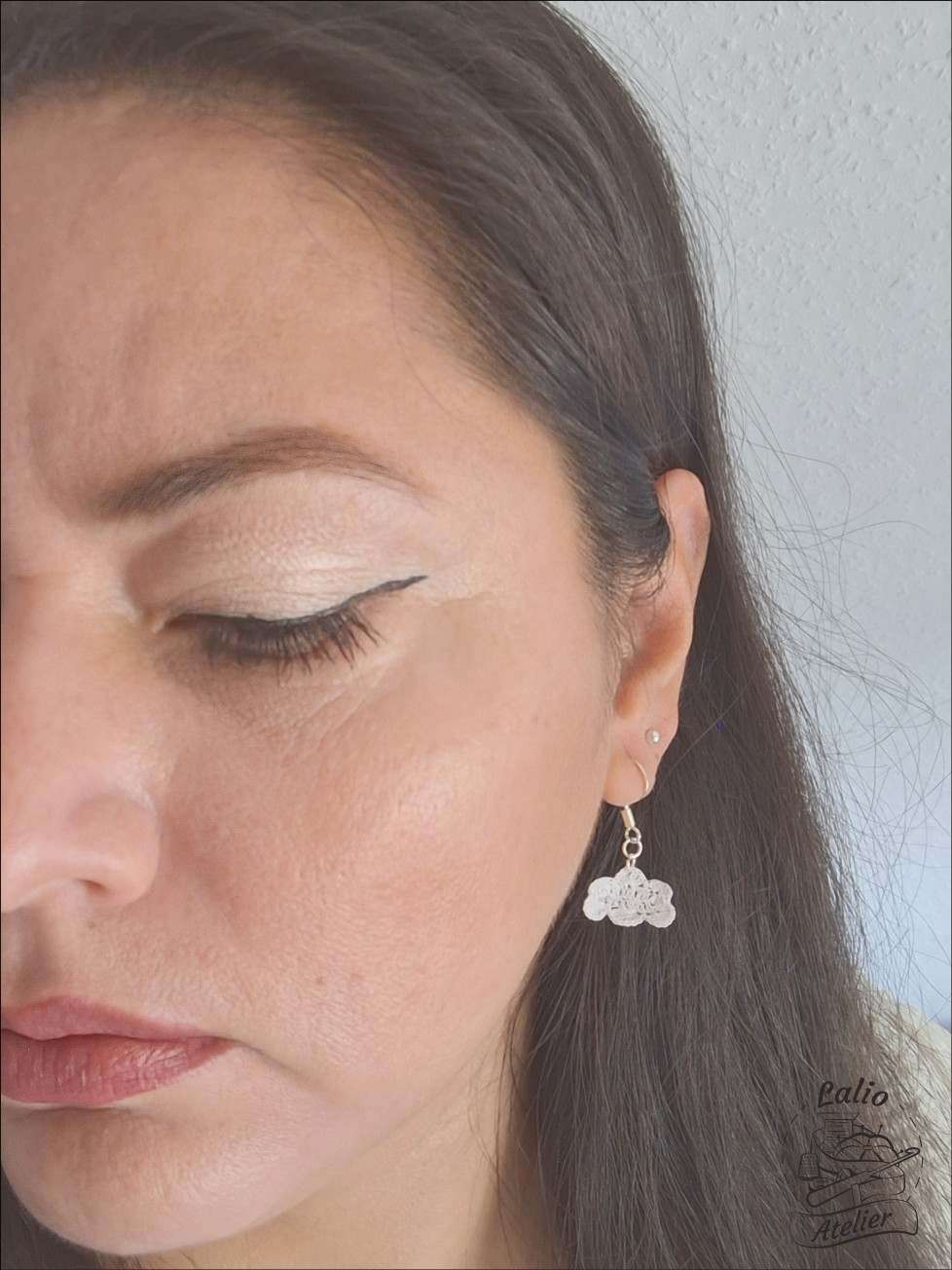Microcrochet Wolkenohrringe aus Baumwollgarn getragen – zarter, leichter Schmuck für jeden Tag.