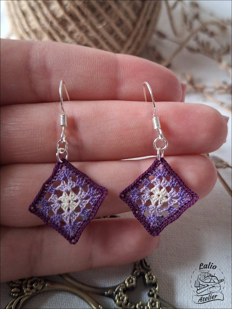 Granny Square Ohrringe im Farbverlauf – handgehäkelt in Lila