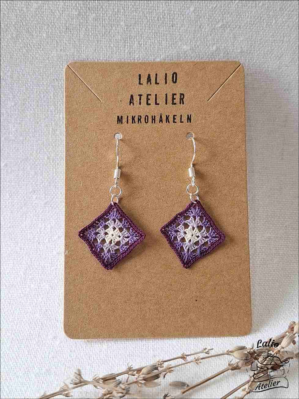 Granny Square Ohrringe im Farbverlauf – handgehäkelt in Lila