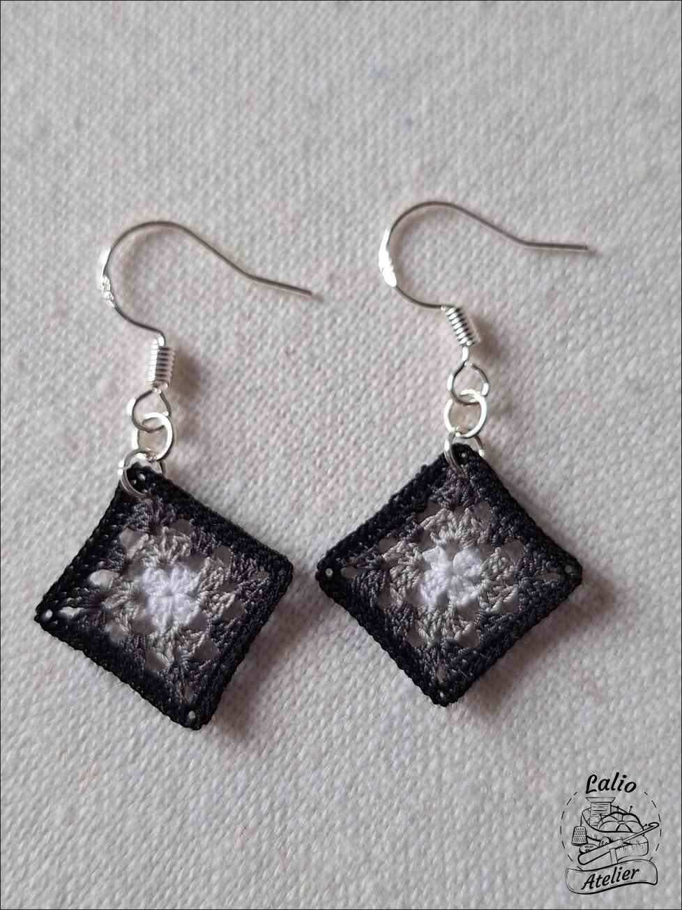 Granny Square Ohrringe im Farbverlauf – handgehäkelt in Schwarz