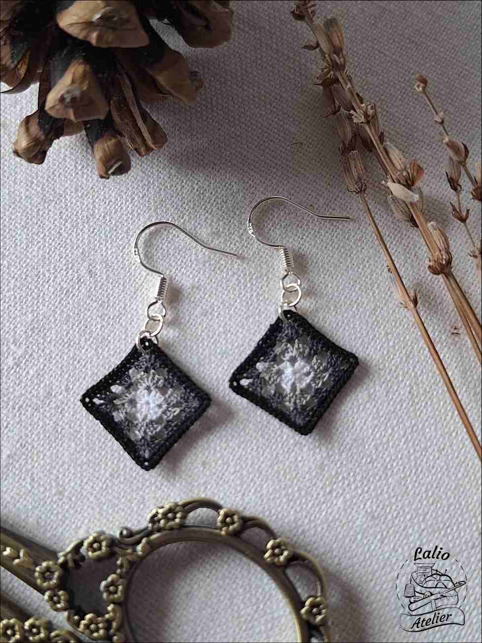 Granny Square Ohrringe im Farbverlauf – handgehäkelt in Schwarz