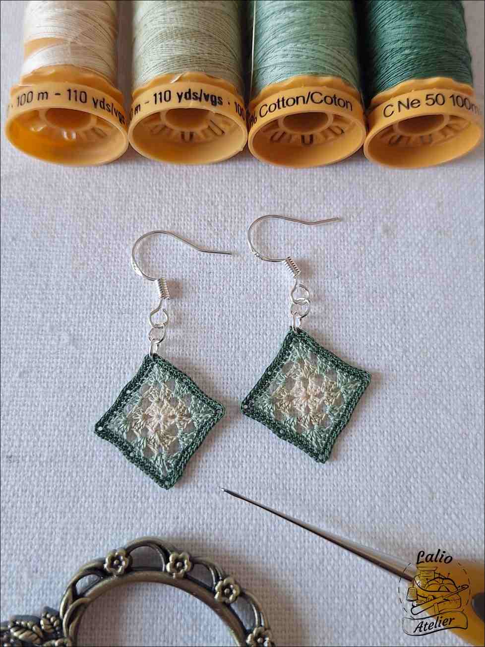 Granny Square Ohrringe im Farbverlauf – handgehäkelt in Grün