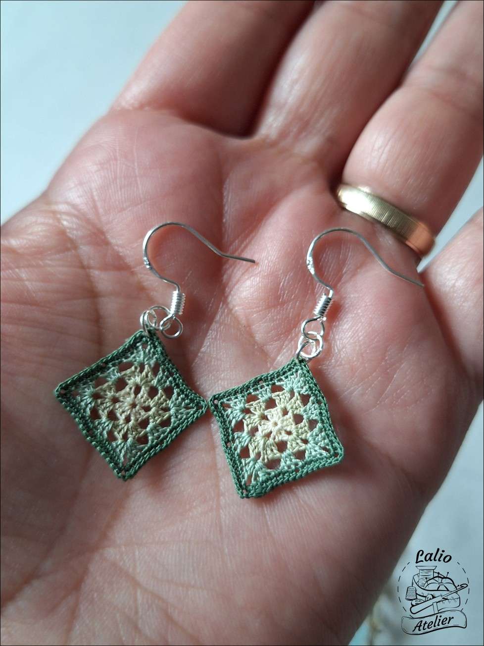 Granny Square Ohrringe im Farbverlauf – handgehäkelt in Grün