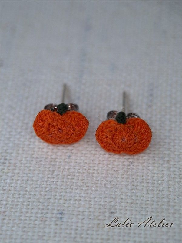 Handgefertigte Kürbis-Ohrstecker aus Microcrochet in Orange und Grün