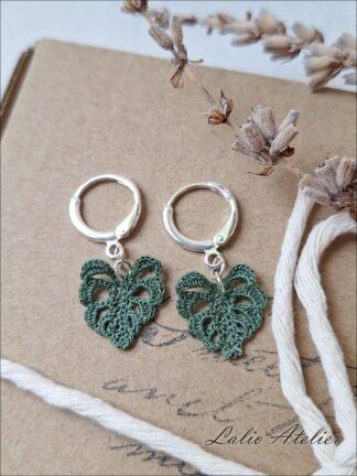 Handgemachte Monstera-Creolen aus Microcrochet mit grünen Blättern und 925er Silber, Boho-Schmuck von Lalio Atelier