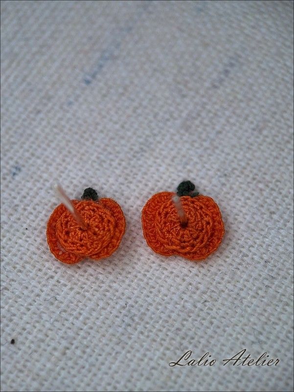Rückseite der gehäkelten Kürbis-Ohrstecker mit stabiler Microcrochet-Scheibe