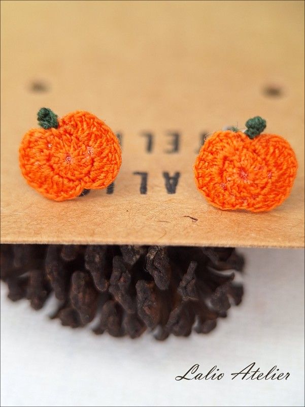 Herbstliches Schmuckstück – kleine Kürbis-Ohrstecker aus Microcrochet