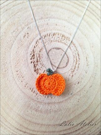 Herbstlicher Häkelanhänger Kürbis aus Baumwolle, nachhaltiger Schmuck von Lalio Atelier