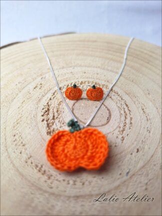 Handgemachtes Kürbis-Set aus Microcrochet – Ohrstecker und Anhänger in 2D-Design