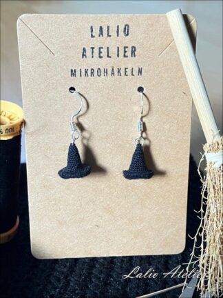 Hexenhut-Ohrringe auf einer Schaukarte, minimalistisches Präsentationsfoto für den Online-Shop