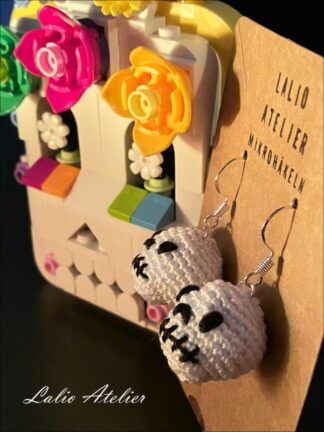 Mikrogehäkelter Totenkopf im Vintage-Stil – inspiriert vom Día de los Muertos.