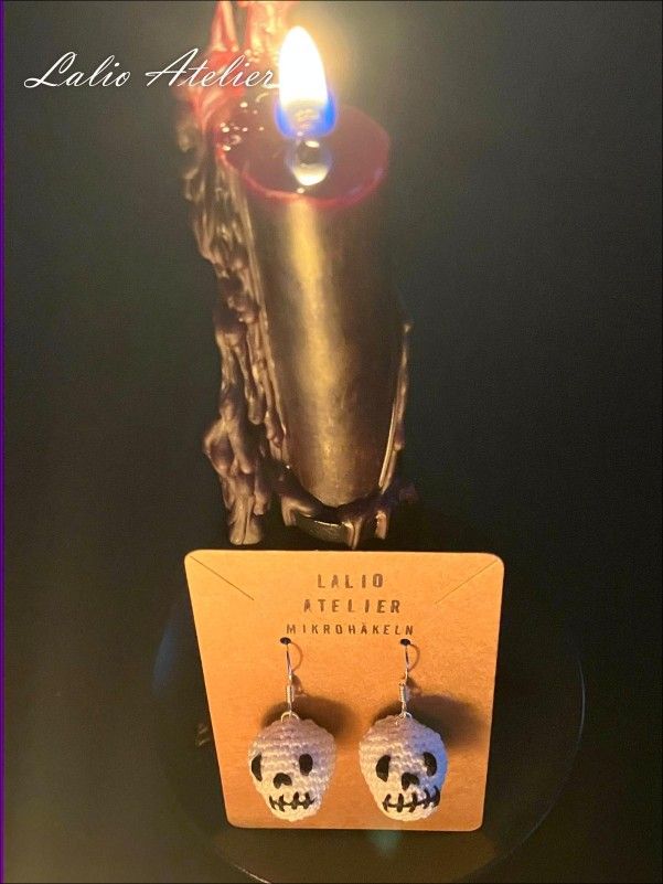 Mikrogehäkelter Totenkopf im Vintage-Stil – inspiriert vom Día de los Muertos.