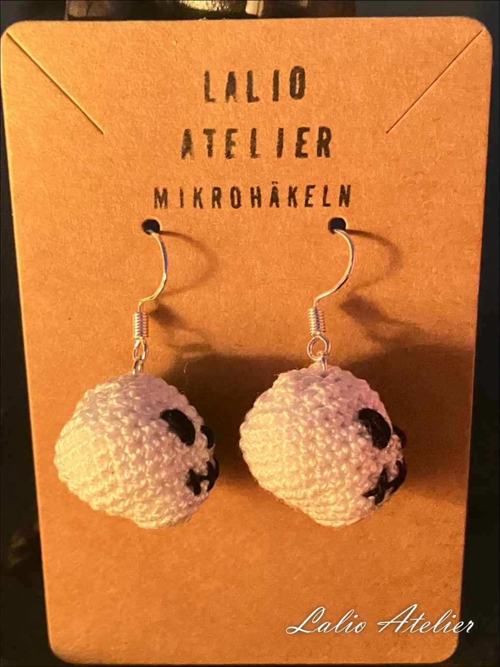 Totenkopf-Ohrringe von Lalio Atelier, liebevoll handgefertigt in Deutschland.