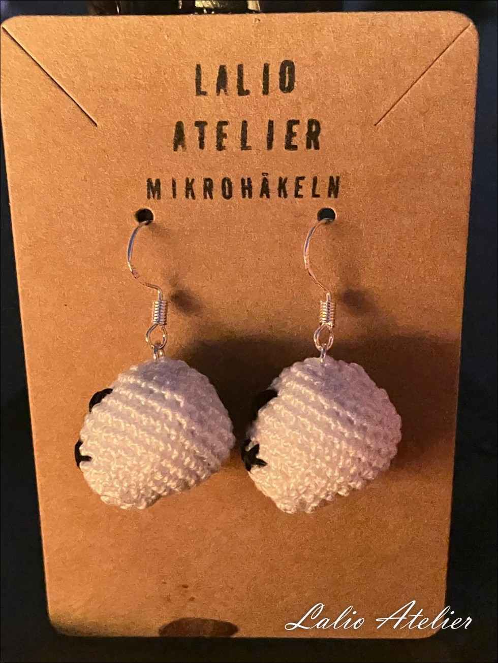 Totenkopf-Ohrringe von Lalio Atelier, liebevoll handgefertigt in Deutschland.