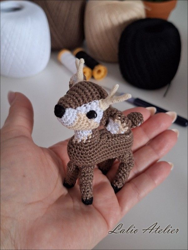 Minihäkel-Rentier aus Baumwolle in Taupe, Beige und Weiß, handgefertigte Weihnachtsdekoration, weniger als 9 cm groß.