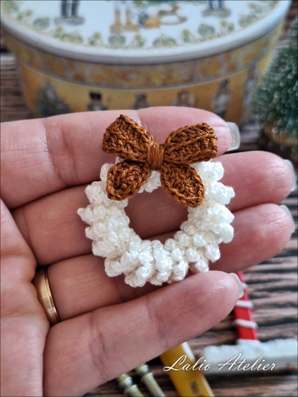 Boho-Weihnachtskranz im Mini-Format, naturfarben gehäkelt, mit brauner Schleife, dekorativ inszeniert